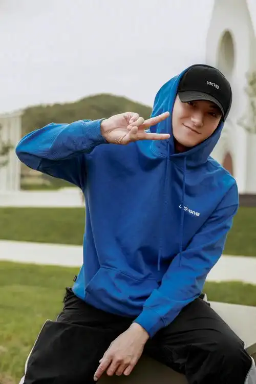 黄子韬说6点直播来跟你们聊会儿记得去听新歌##黄子韬说记得去听懈梃