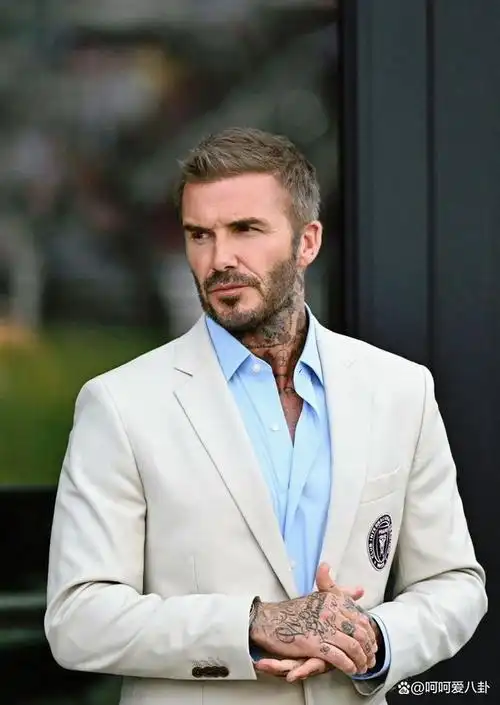 包括维多利亚和小七,陪着她们的是维多利亚的丈夫,前足球明星贝克汉姆