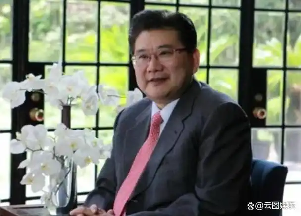 8月5日,知名主持人曹可凡罕见在个人社交账号上晒出家庭照,照片中祖孙