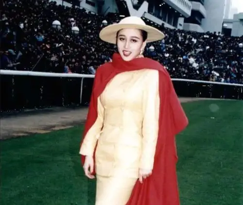 却凭借当年的风采依旧有着很多年轻的粉丝,虽然利智现在早已经退出了