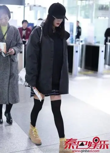 [新时尚]杨幂未p图依旧美 机场look变身文艺少女