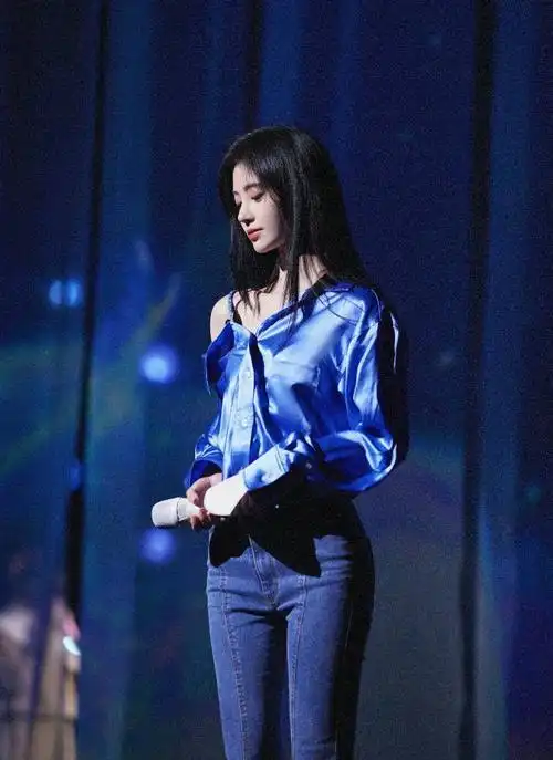 鞠婧祎彩排照曝光穿蓝色露肩衣清纯动人