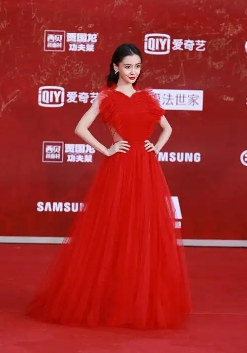 杨颖裙子挺独特拿爱心当抹胸真时尚蚂蚁腰挺吸睛好惊艳