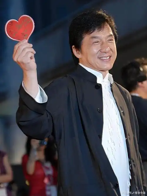 成龙被观众当场要求退票,他的回应却让全场鼓掌