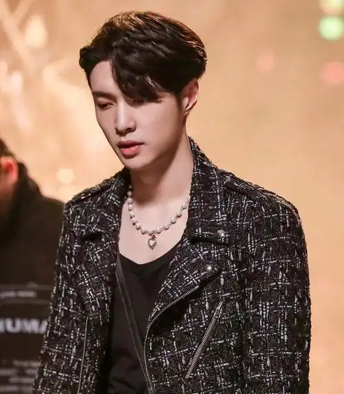 张艺兴一个男的戴珍珠项链光看脖子效果谁看得出是个男生