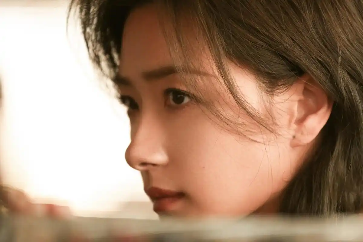 万茜黄色短发干练写真