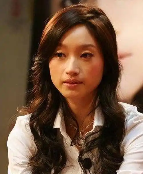 作为朱亚文的妻子和两个孩子的母亲,沈佳妮在家庭中扮演着重要的角色.