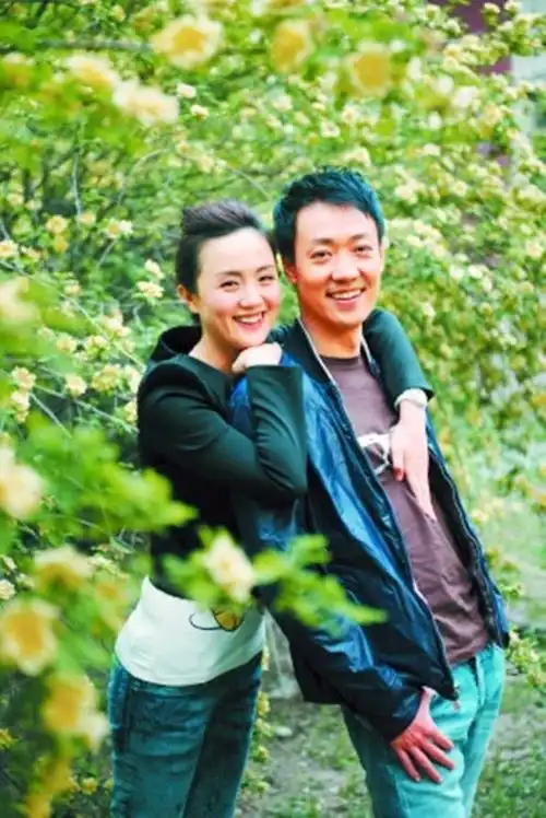 他跳高很厉害,也很帅,当年破了我们中戏的记录,学校奖励了他一袋洗衣