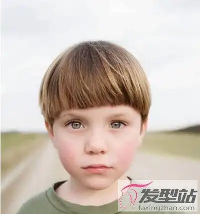 男宝宝蘑菇头发型图片 很萌很帅气小男孩蘑菇头