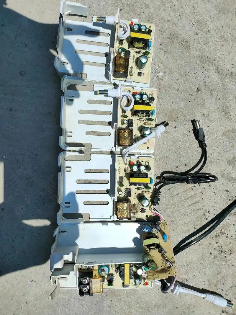 监控维修记录.四个监控电源 一个网桥poe电源 一个交换机电 - 抖音