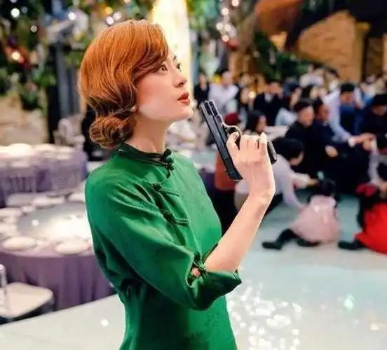 孙俪又美出圈了穿旗袍烫金发差点认不出突破很大女人味十足