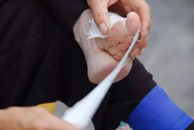 16岁凭"三寸金莲"嫁豪门,刘娘洗脚2小时,90年来仅丈夫见过