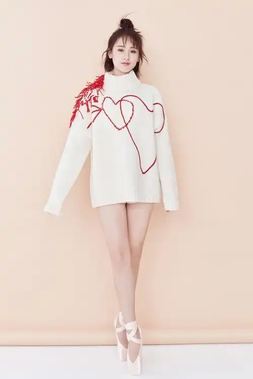 袁冰妍晒穿舞鞋喜迎新春写真 开心到无法掩饰