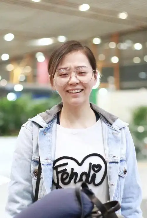 张靓颖双眼无神露出苦笑朝摄影师靠近摄影师跑开很是诙谐