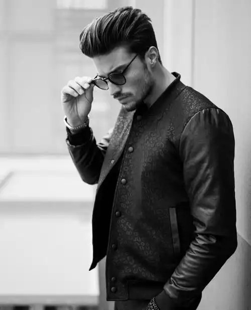 选个其他颜色吧,卡其色机车感十足,红色充满男人味选择一件皮衣吧,在