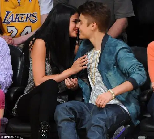 赛琳娜短信比伯怒斥小三 不满旧爱滥情