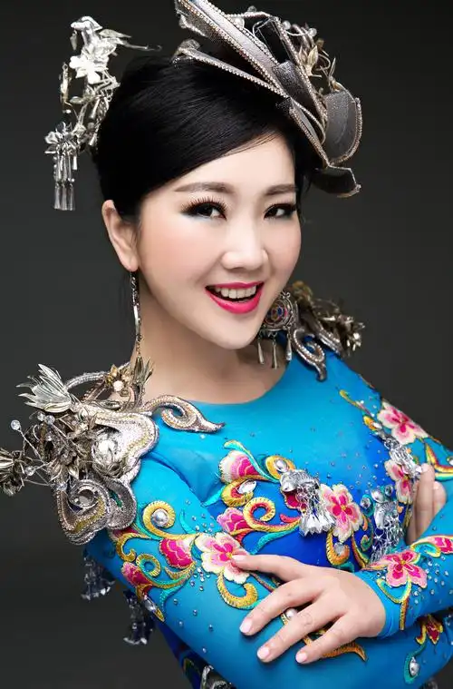 苗族女歌手,第八届中国西部民歌大赛银奖获得者,贵州省黔东南州黄平县