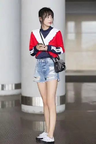 清新少女粉t搭配水洗破洞牛仔裤,高扎丸子头的张嘉倪时尚又可爱,像极