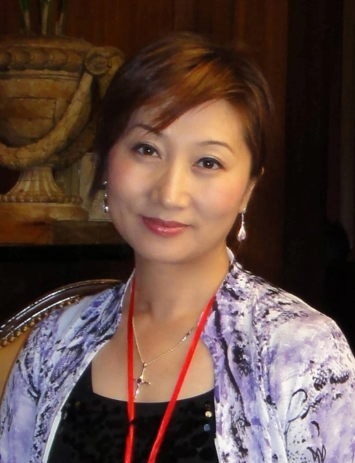 央视第一美女曾因胸围傲人多次被警告,今嫁大二十岁富豪生活幸福