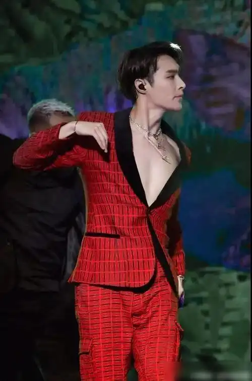 张艺兴酒红色西装路透照曝光胸肌线条明显感觉性感又撩人