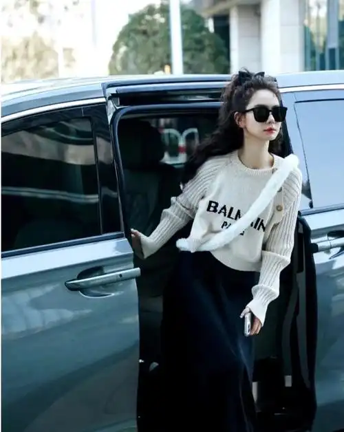 戚薇又带火了极简穿搭白毛衣半身裙羊毛卷时髦又洋气