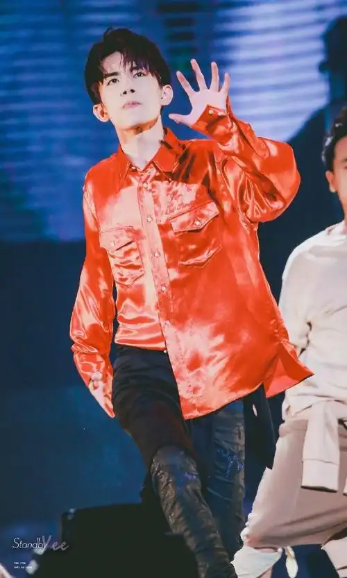 易烊千玺粉雾海##卓立百舸七载越,易烊千玺势拔节