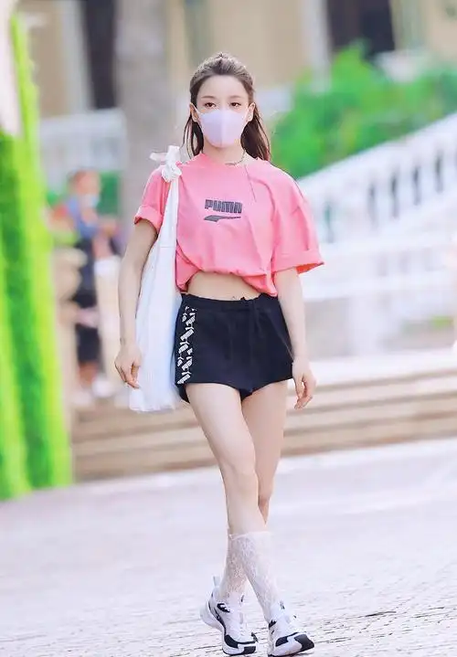 露出美腿的姜贞羽,还非常聪明的搭配了一款透明的蕾丝中筒袜,点缀出