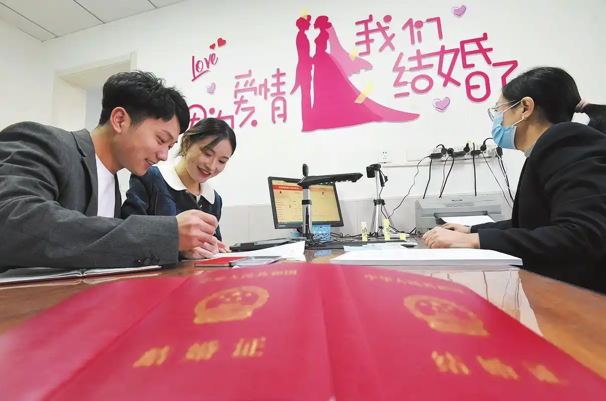 一对新人在丛台区民政局婚姻登记处登记结婚|婚姻_新浪财经_新浪网