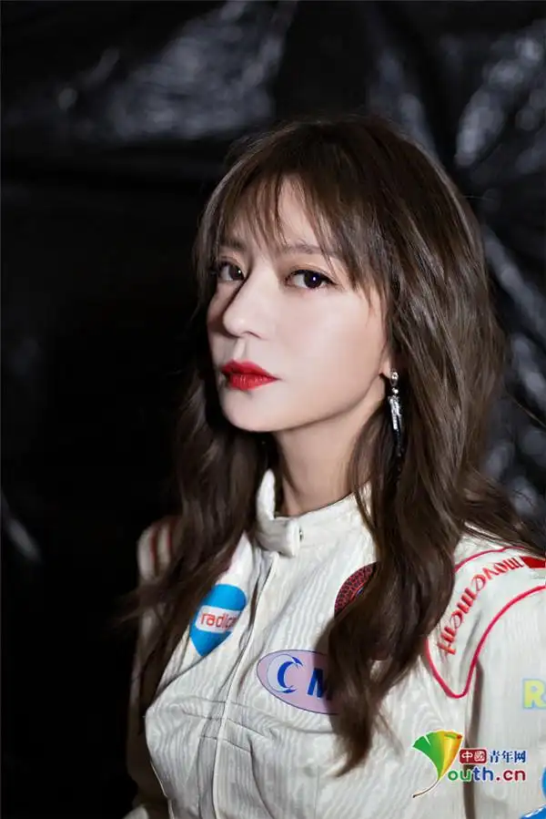 赵薇红唇点缀卷发灵动又酷又美似少女