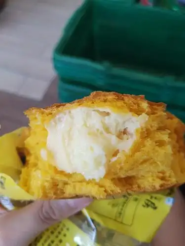 新品香蕉味夹心面包