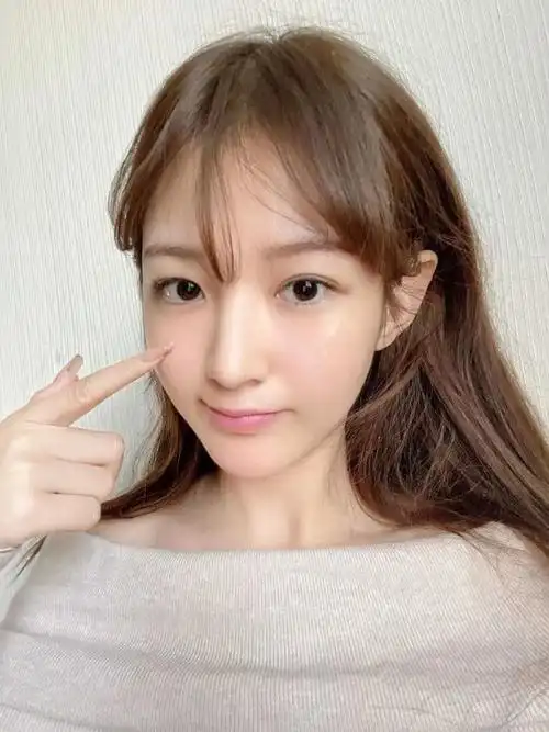 美妆超话最近皮肤真的有变白,脸看上去很干净!#女生为了美白有多拼