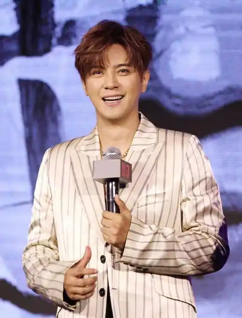 欧弟承认女友怀孕!他父母离异,替父还巨债,重庆籍前妻现状如何