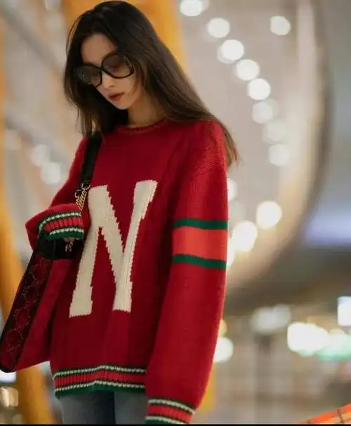 倪妮机场街拍:红色毛衣搭配修身蓝色牛仔裤,太宽松!简约又时尚