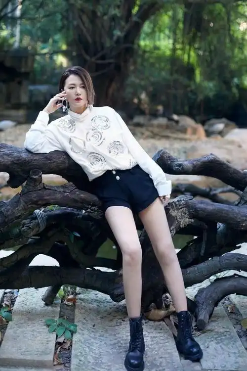 谭维维这一身穿搭看着简单,实则搭配上特别用心