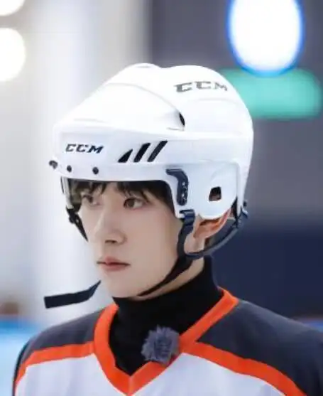 易烊千玺穿滑冰装不帅看到他的正脸后网友黑粉们闭嘴吧