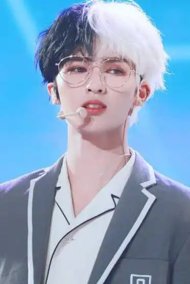 朱正廷最新"阴阳"发色,一帧一秒一幅画,这才是真正的漫画王子!