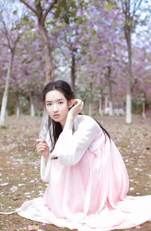 简介:王玉雯清新灵动汉服写真图片,分享一组王玉雯图片给大家,图中的