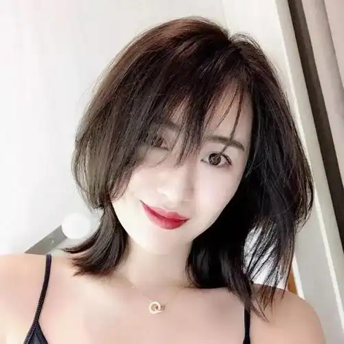 也可以像这妹子这样有点碎发的感觉,浪漫又不失小女人味,搭配简单的