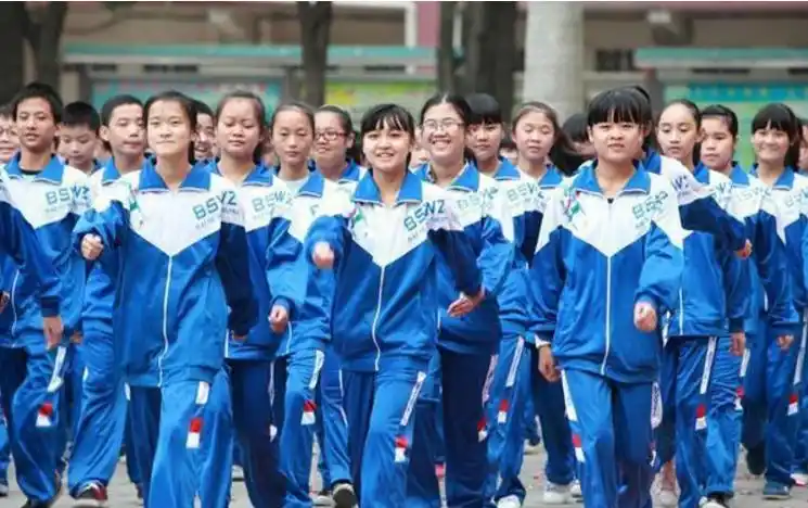 原创2000多元的天价校服被吐槽掉色严重质量和价格差别也太大了