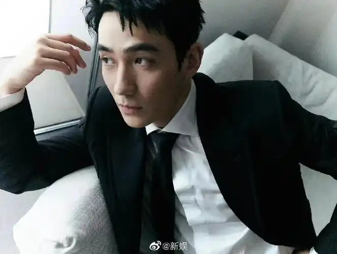 朱一龙周一黑西装扯领带大片##新娱