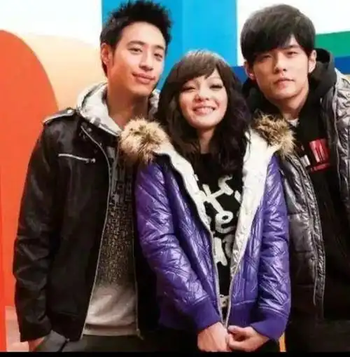 也是多年石友,潘和张韶涵熟悉后,经常带着她和周杰伦一路玩,3人是同期