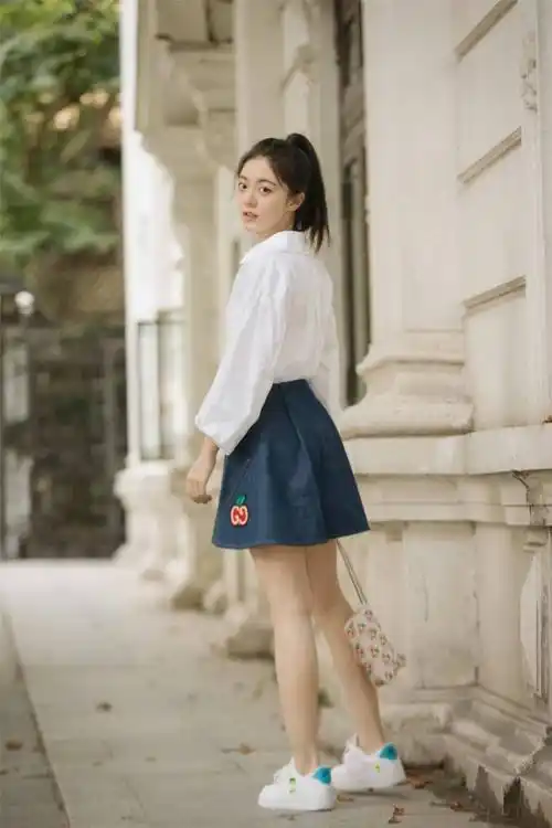 赵今麦18岁已经是人生赢家,穿白衬衫配短裙眼神清澈,气质灵动