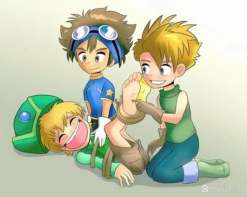 三个可爱的小男孩(《数码宝贝》中的角色)互相挠脚丫子!