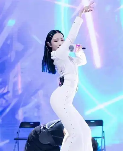 孟美岐发布会秀s身材,跳舞太会扭,对男舞伴做撩人小动作