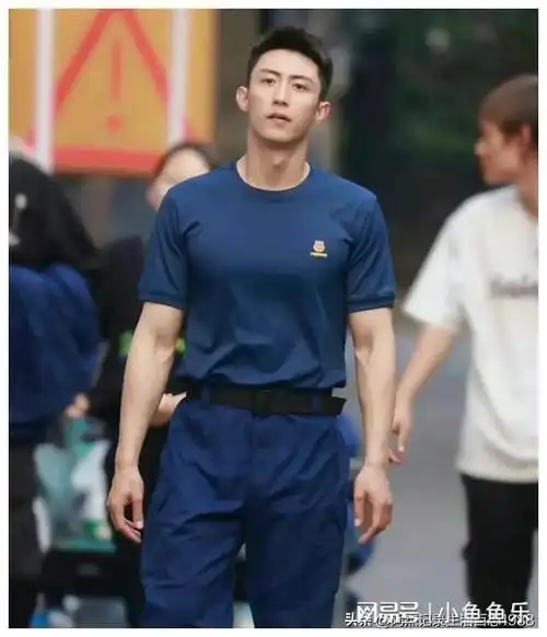 这是刚刚出道的黄景瑜,身材特别好!