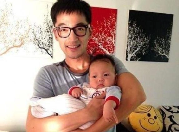 钟汉良露出邪魅的笑,看到他却不仅仅淡定了,明星抱孩子