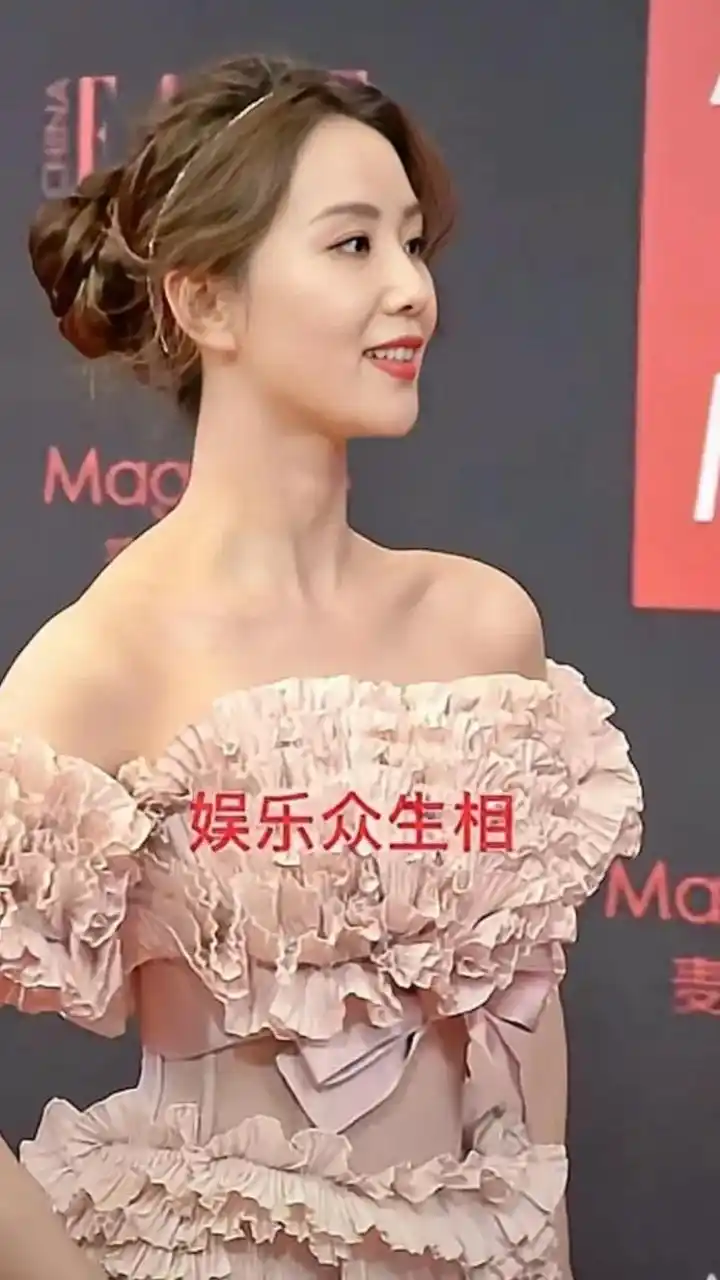 2021年刘诗诗走红毯,粉色蛋糕裙造型,粉色抹胸礼服,用国风项链做发式