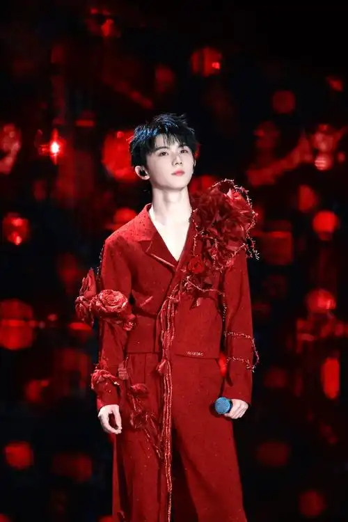 马嘉祺风花雪月饭拍#马嘉祺演唱会舞台这组红衣造型好惊艳,从歌声到