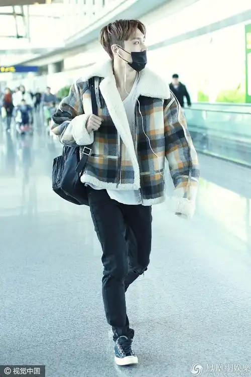 张艺兴穿羊羔毛夹克玩起机场秀用高颜值hold住中分发型