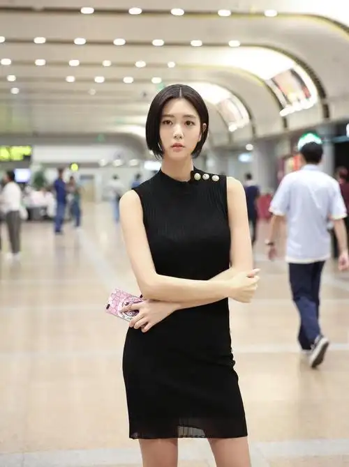 韩女星克拉拉现身机场,玩手机摆拍尽显女神范,青春靓丽魅力十足